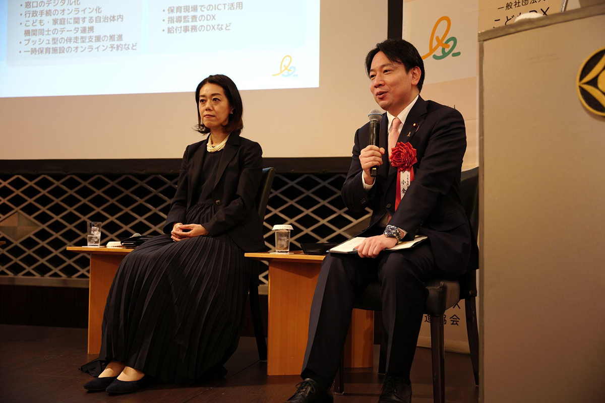 左から中室牧子氏（デジタル庁デジタルエデュケーション統括）、小倉將信 こども政策担当大臣